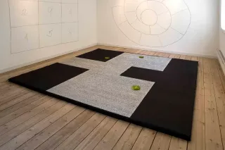 Hink , 280 x 280 cm. Gulvtæppe i hør og papir.